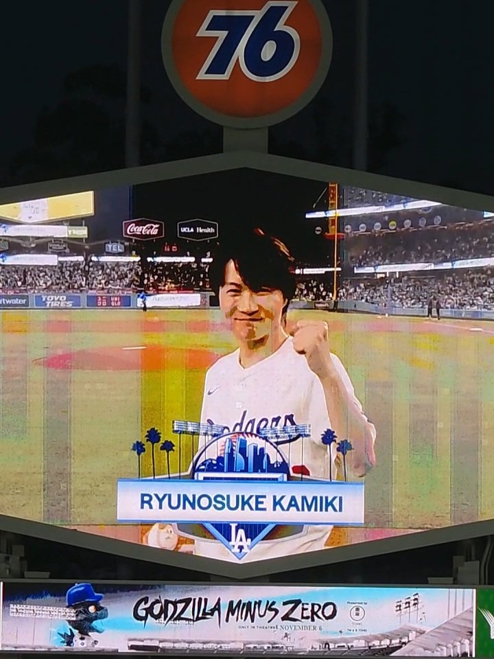 DiscussingFilm's tweet photo. ‘GODZILLA MINUS ZERO’ star Ryunosuke Kamiki threw the first pitch at tonight’s Dodger game in LA. https://t.co/sLwJQ2SKPm
