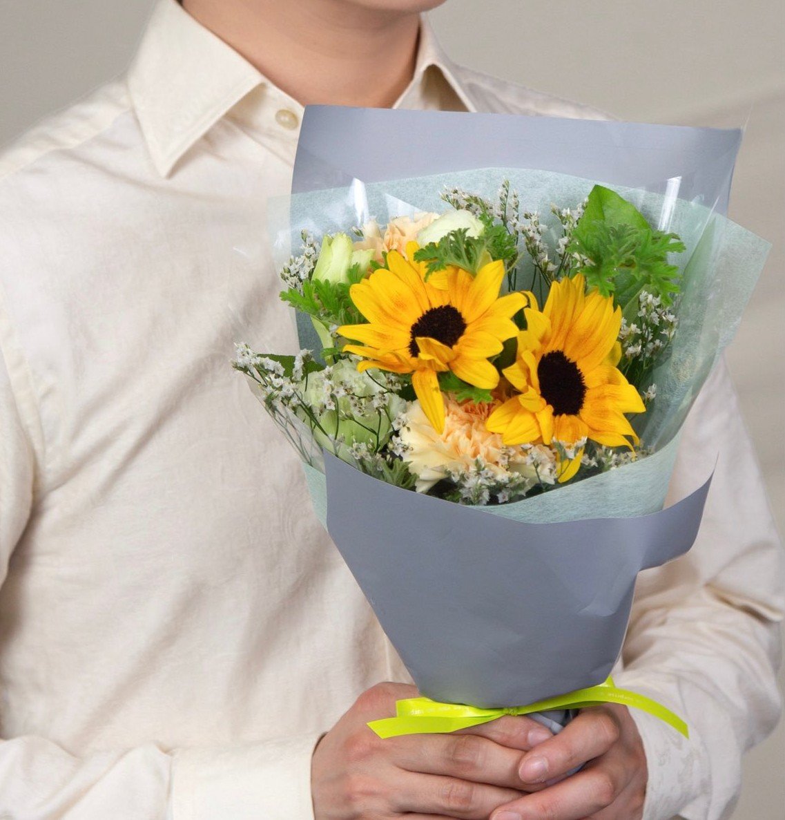 N4wSr's tweet photo. @takeshima_staff こんにちは。
花束💐
🌻ひまわりの花言葉は
情熱
本当にあっと言う間の濃い1日大変お疲れ様でした🙇
今日は神戸のライブ
先程眼科検診に行って来て何時もの様にいじが出来ていました😊
昨日ラジオ📻
TV📺
に素敵でした🥰
会場お越しの皆さん、今日もどうぞ宏さんの
素敵な歌声にきき惚れて下さいね🥰💐 https://t.co/8tjN0lRwFE