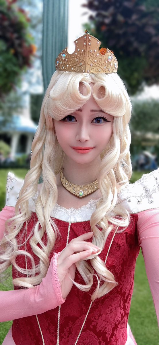 popopompom02's tweet photo. 今日も🏰！
午前はオーロラ姫でいますー！ウィッグもドレスもおNEWなのでほぼ初出し(?)
午後は黄ベルになります🌹
 #Dハロ仮装
 #Dハロ仮装2026 https://t.co/7YTboBLIfm