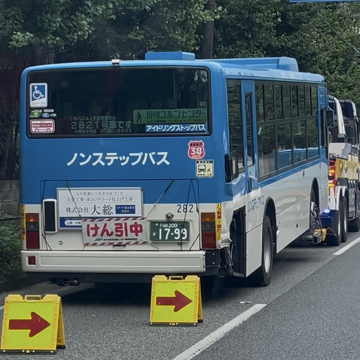 Atom339107's tweet photo. 川崎市営バス、右後方が凹んでるから事故かな https://t.co/Y8zLORavEG