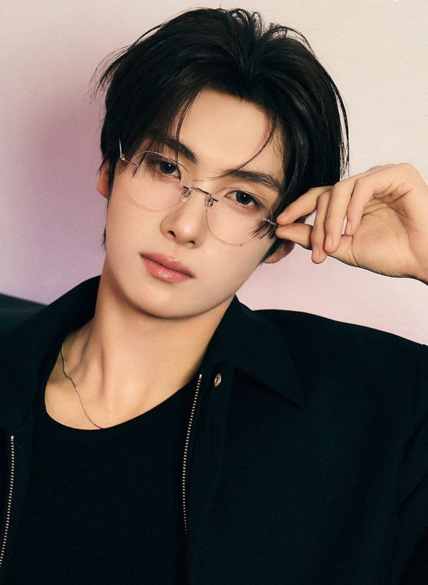 twspopbase's tweet photo. YOUNGJAE on the most memorable advice he received from labelmate senior, SEVENTEEN

“What stayed with me most was being told not to be afraid of making mistakes on stage, but to just go out there and show everything I want to express.” https://t.co/pgTtzyEZcZ