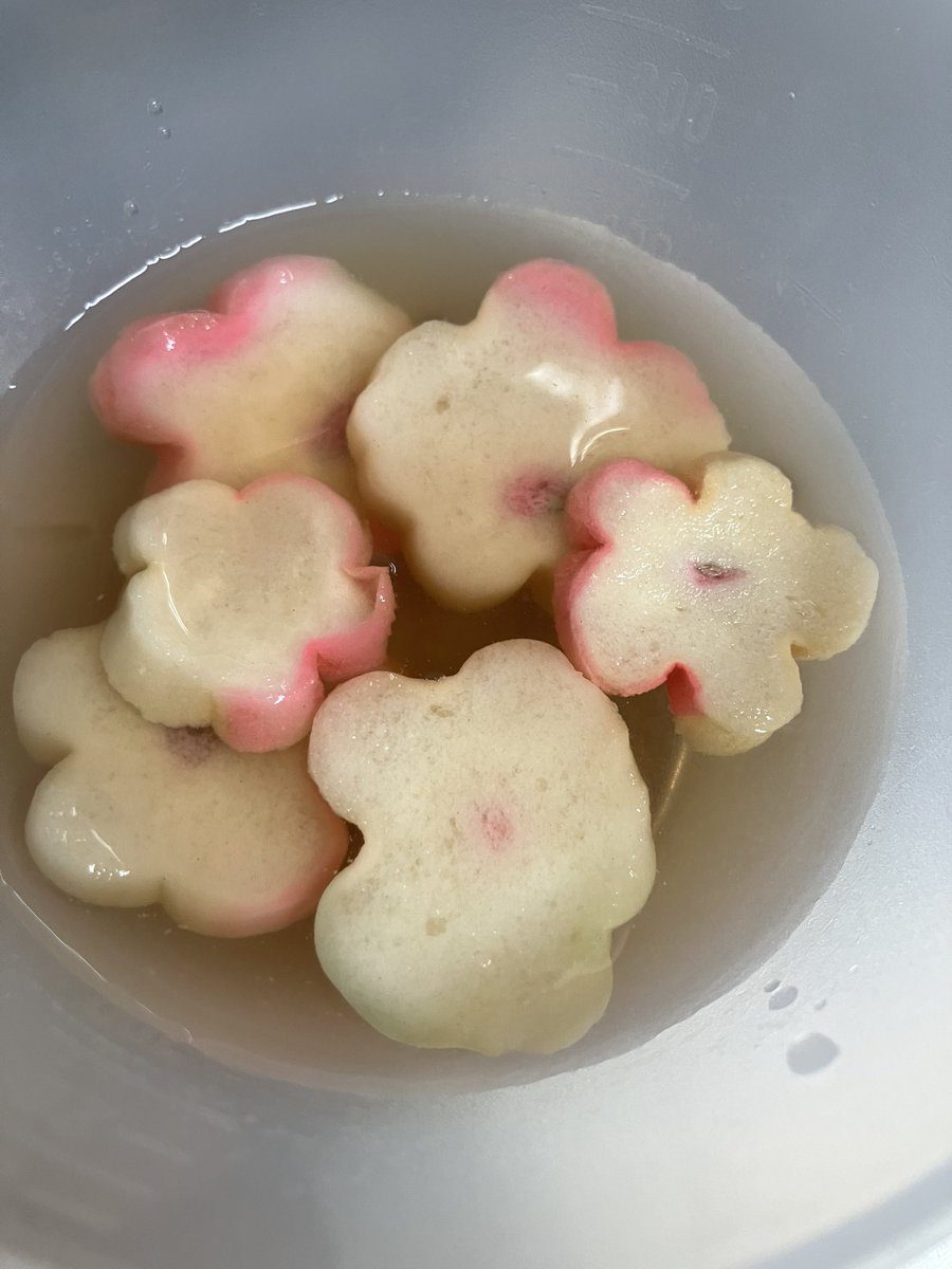 andtearoom_jp's tweet photo. ランチの仕込みを終え
“京の彩りおばんざいランチ”の
お吸い物に入る花麩が
仕込みボウルの中で
花咲いています

本日も京都は秋晴れ。
気持ちの良い気候で
お出かけ日和ですね。
ゆったりランチにお越しくださいね

#京都いま 
#京都ランチ https://t.co/Kb3P4DKCcO