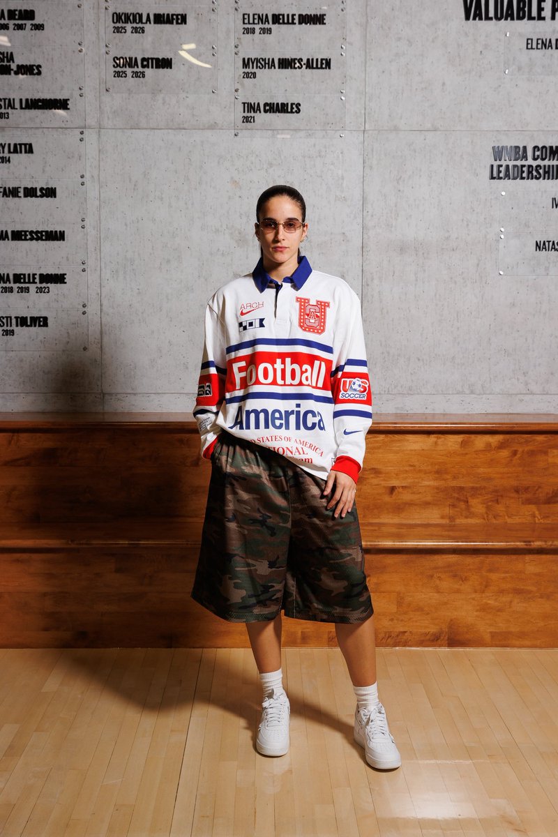 nmarshall30's tweet photo. outfit for Sonia ✨
top @Nike x @virgilabloh 
shorts - elwood clothing
sneakers @Nike 
sunglasses @dezieyewear https://t.co/tvuzz3qH9x
