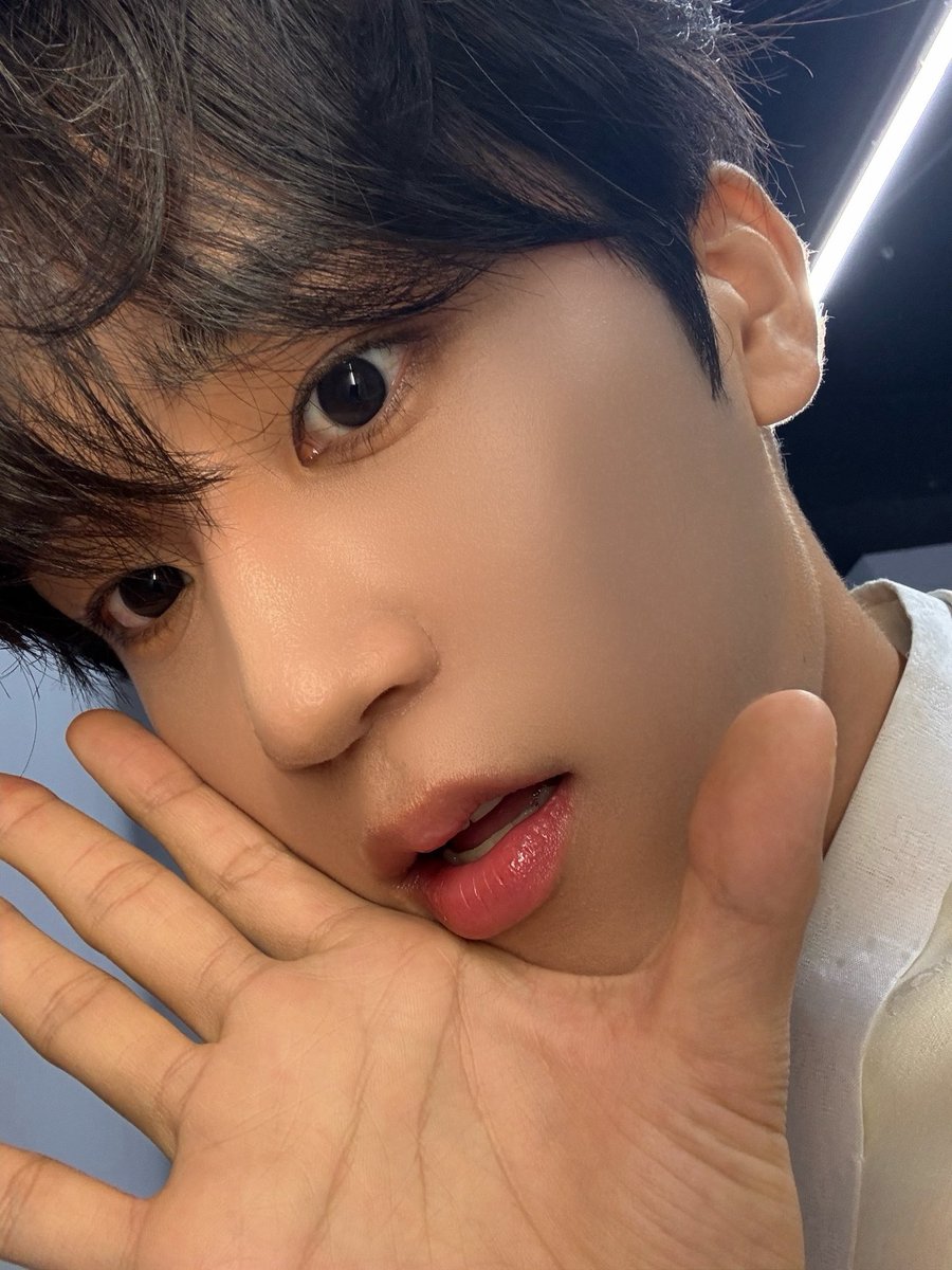 LUN8_members's tweet photo. [#준우]
행복한 추석 보내세요☺️

#루네이트 #LUN8 #즐추 https://t.co/eT99FY3oP7
