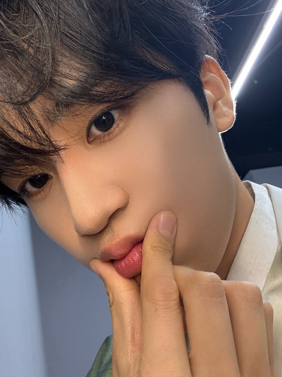 LUN8_members's tweet photo. [#준우]
행복한 추석 보내세요☺️

#루네이트 #LUN8 #즐추 https://t.co/eT99FY3oP7
