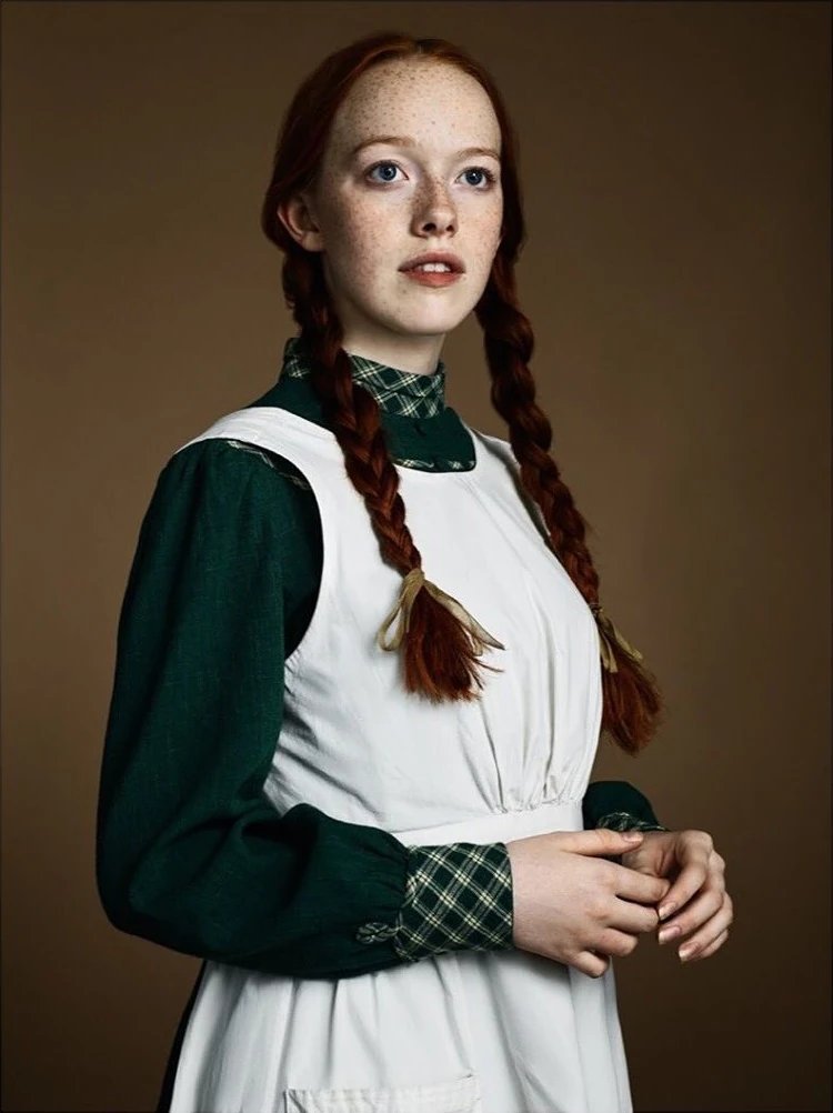 imthespecialk's tweet photo. Aprons for little girls were worn so they wouldn't stain their day dresses, the difference is that middle class aprons were designed to be functional while upper class aprons were usually adorned with lace or emrboidery and were more or less worn purely for fashion. https://t.co/NO2uCped9u