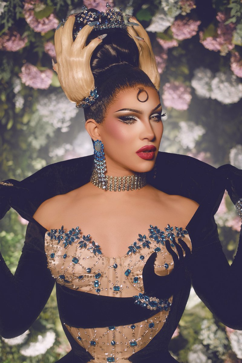 LeexaFox's tweet photo. CATEGORY IS: LATINA ROYALE GUEST JUDGE 👑🩵 #latinaroyale #dragrace https://t.co/t6oPGzngTD