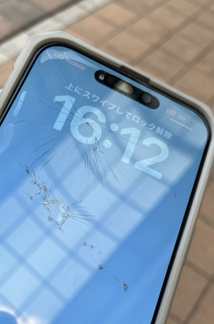 abricheese's tweet photo. 【悲報】
#SpatialGlass との突然のお別れ😇
これまで何度もスマホ落として来たけどついに割れた
タイルの路面に画面下向きに落ちたけど、大きめの砂粒でも落ちてたみたいで、北斗の拳みたいになってしまった…
手軽にXR体験してもらうのにかなり便利でよく使っていたので大変悲し��
2個目購入者用の割引ってあるんだっけ…?