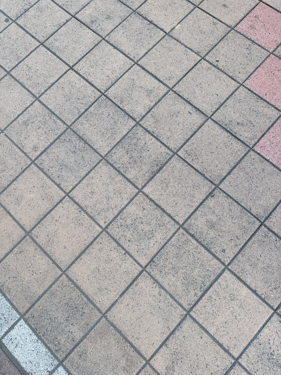 abricheese's tweet photo. 【悲報】
#SpatialGlass との突然のお別れ😇
これまで何度もスマホ落として来たけどついに割れた
タイルの路面に画面下向きに落ちたけど、大きめの砂粒でも落ちてたみたいで、北斗の拳みたいになってしまった…
手軽にXR体験してもらうのにかなり便利でよく使っていたので大変悲し��
2個目購入者用の割引ってあるんだっけ…?