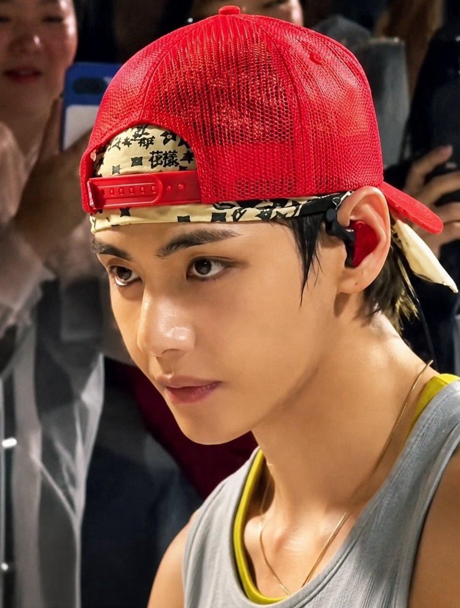 veya4thv's tweet photo. Taehyung’s face card is unreal https://t.co/tjS6k6263p