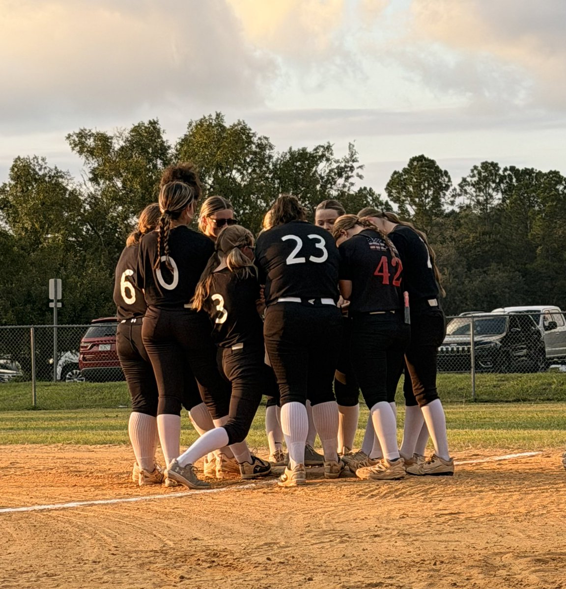 FREEDOMSBFL's tweet photo. The work never stops. Freedom(HighSchool)18u scrimmaged K-Zone Premier 18u Jones Wednesday night as preparations continue for the fall showcase season. ALL ABOUT THE GIRLS SOFTBALL #Since2019 #TheWorkContinues #FreedomGirlsRule @freedomsbfl https://t.co/MNiXgm6bDB