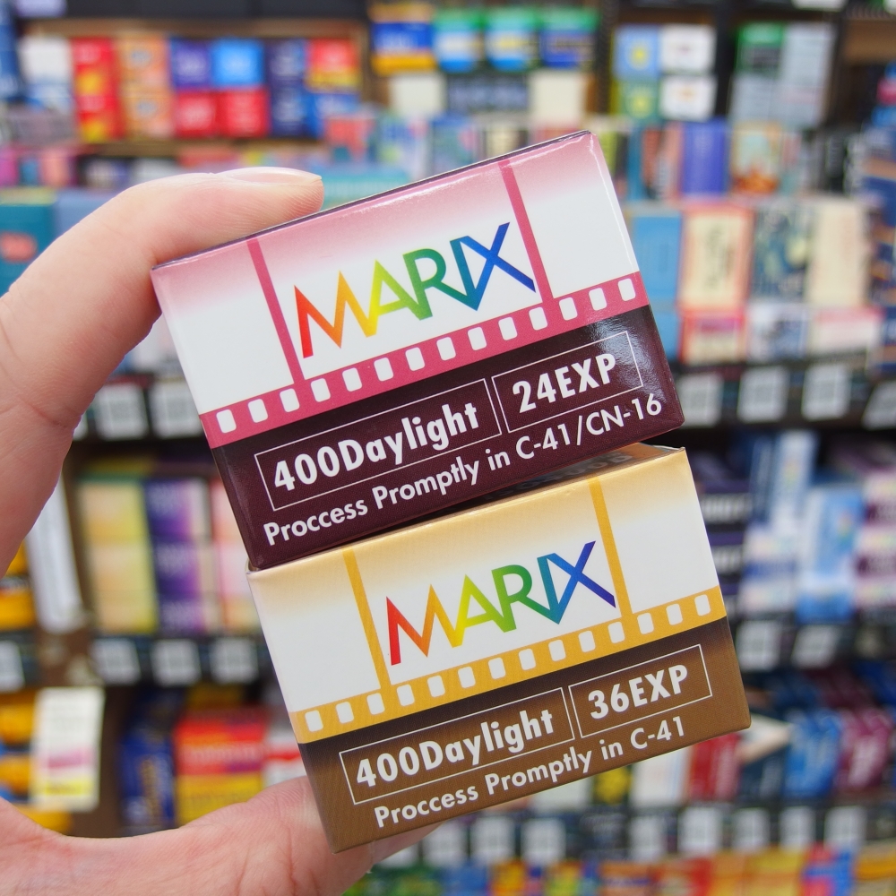 champcamera's tweet photo. #MARIX400D♪　by #みすずが丘 店

国内ブランドが手掛ける映画用フィルムから作成されたカラーネガMARIX400D！
#ISO400 なので薄暗い場所や室内も撮影でき、24枚撮りと36枚撮りが選べるのもオススメポイントです(ﾟ∀ﾟ)/

#あざみ野 #田園都市線

https://t.co/VvMeEgbKE2 https://t.co/EgWbdTlZRG