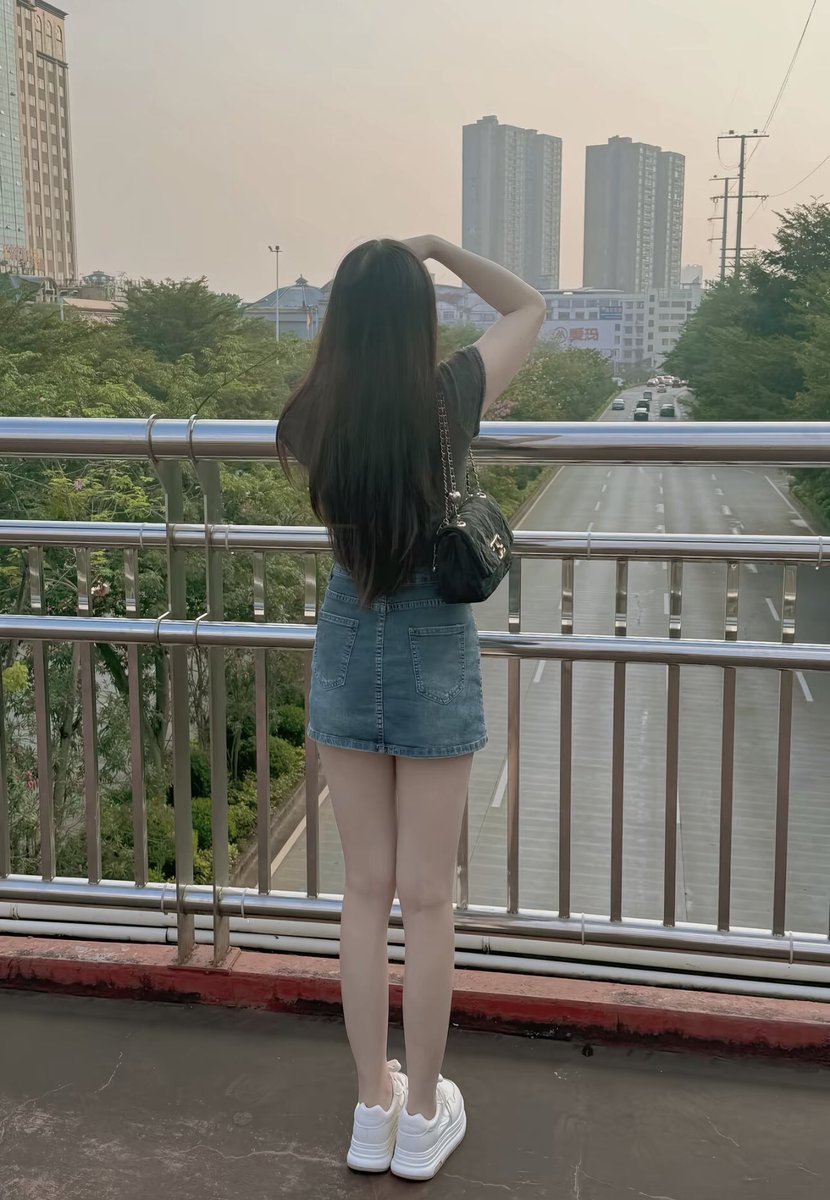 PapangWc's tweet photo. 出个女大，05/51/165，约过三次了大长腿身材好，可单约也能接受夫妻情侣约，质量很好。 https://t.co/qONtrf0XnM