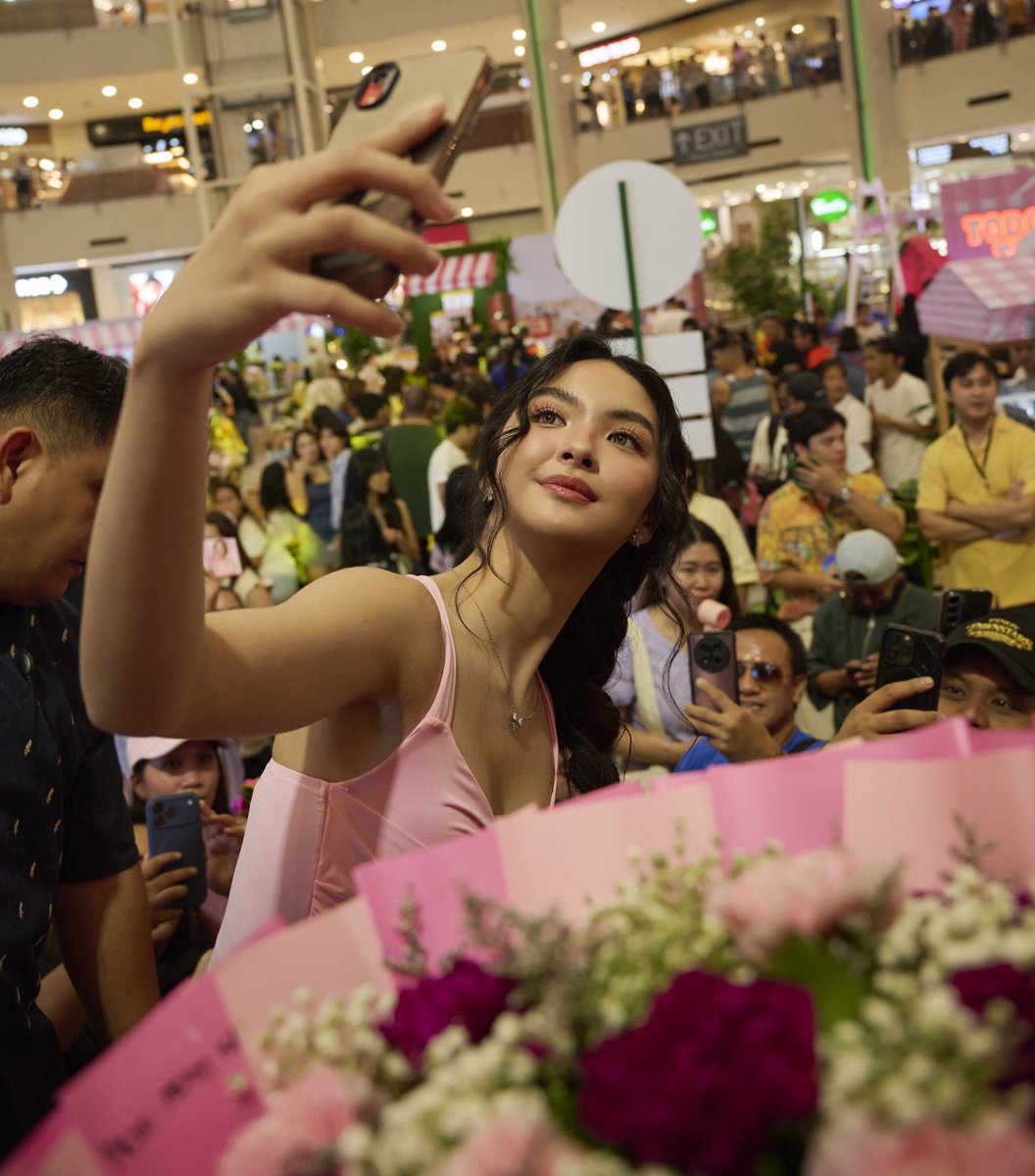 Hsiangvision's tweet photo. Capturing these radiant moments at Market! Market! ✨🌸 September 20, 2026.

#kaimontinola https://t.co/sCGZXA4CnU