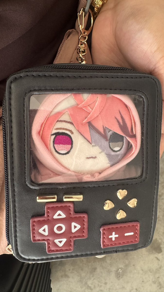 heyimhxzel's tweet photo. Nuisco is following me for my short getaway!!! HE'S SO KIYUTTTTT AAAAAA 🩷🩷🩷 https://t.co/gLPkyg0he5