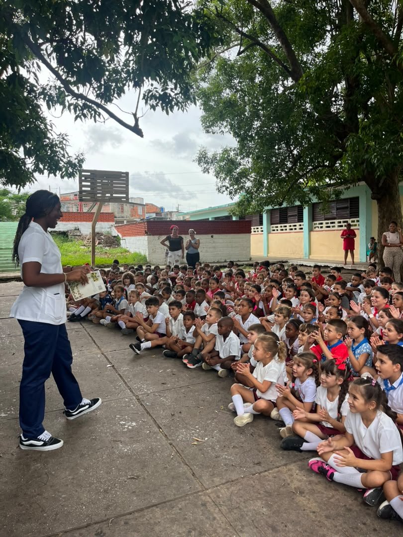 UcmMedicina's tweet photo. El proyecto Patio de Ana la Cub-Ana y los estudiantes de la UCM Pinar conversan sobre las drogas con los alumnos de la escuela primaria Camilo Cienfuegos.
#UCMPinar https://t.co/gCuE6y09hn
