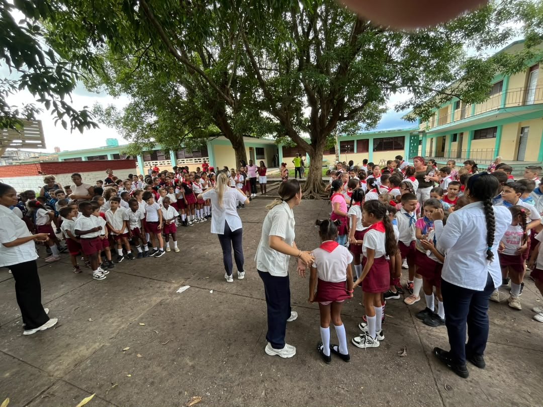 UcmMedicina's tweet photo. El proyecto Patio de Ana la Cub-Ana y los estudiantes de la UCM Pinar conversan sobre las drogas con los alumnos de la escuela primaria Camilo Cienfuegos.
#UCMPinar https://t.co/gCuE6y09hn