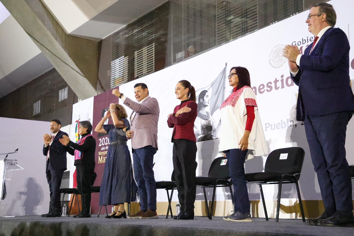 armentapuebla_'s tweet photo. ¡Qué orgullo tener en Puebla a la primera mujer presidenta de México, la Dra. @Claudiashein! 👩🏻‍💼🇲🇽

Gracias, presidenta, por encabezar el segundo piso de la Cuarta Transformación de México, por llevar a Puebla en el corazón y por hacer de nuestro estado una prioridad. 🫶🏼✨

#HonestidadYResultados