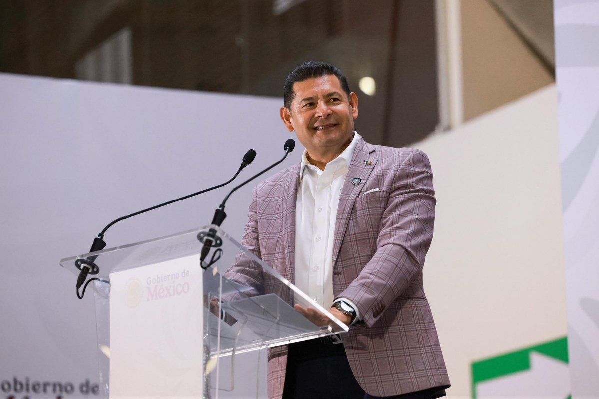 armentapuebla_'s tweet photo. ¡Qué orgullo tener en Puebla a la primera mujer presidenta de México, la Dra. @Claudiashein! 👩🏻‍💼🇲🇽

Gracias, presidenta, por encabezar el segundo piso de la Cuarta Transformación de México, por llevar a Puebla en el corazón y por hacer de nuestro estado una prioridad. 🫶🏼✨

#HonestidadYResultados