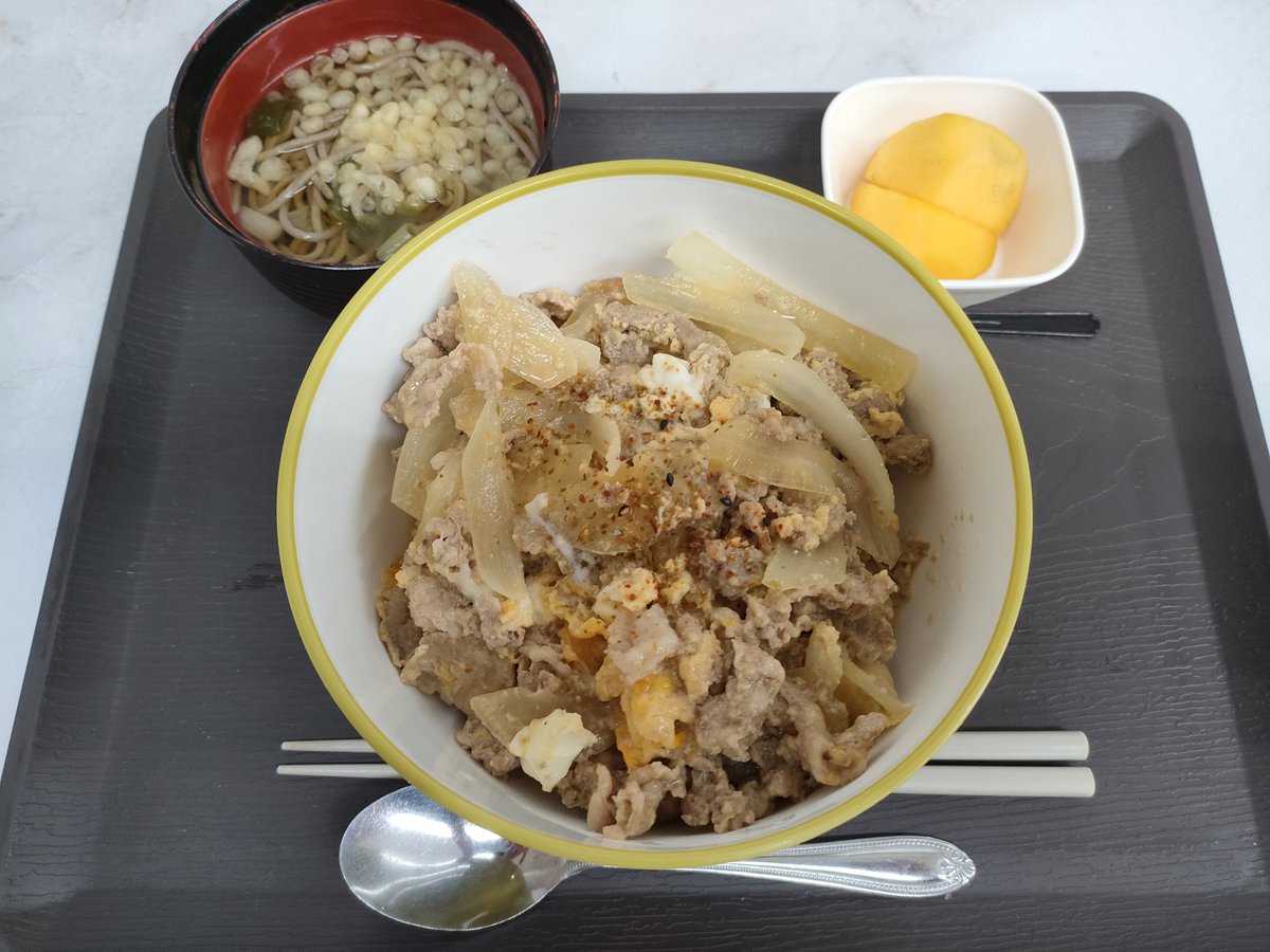 sagyousho1011's tweet photo. 本日は他人丼、ミニ蕎麦、柿です❗️
いただきまーす🥢✨️ https://t.co/vmYNEDaGxK