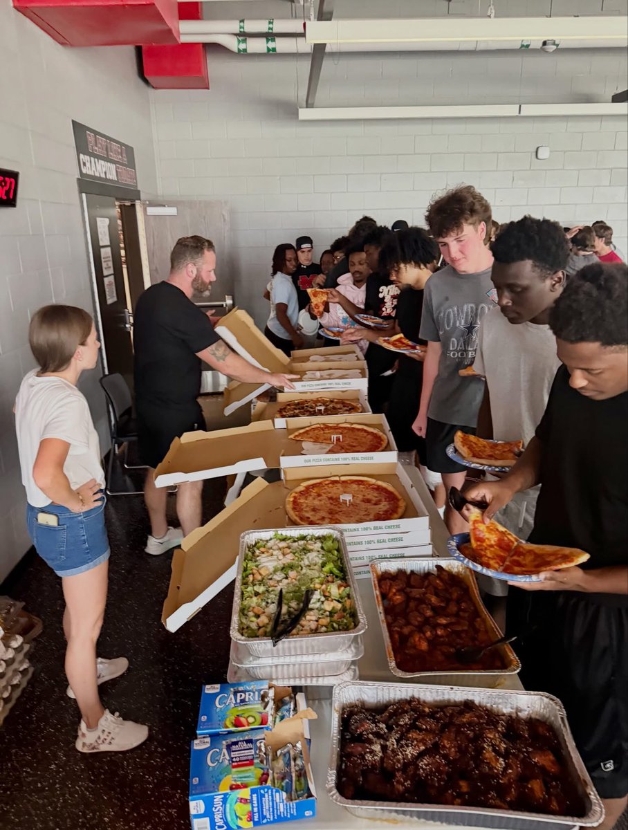 ChappyBoy31's tweet photo. My family had the opportunity to sponsor the @FootballMelissa varsity team tonight ahead of their big game against Lone Star tomorrow!  And we didn’t come empty handed: 45 pies, 200 wings, 3 salad bars, 60 donuts, 160 cupcakes, 16 lbs of cookies, and 60 fall cookies!

And the team did their job and demolished majority of it! 

It was awesome meeting all the players, what a great group! Special shoutout to @wyatt_harr62189 for introducing me to the team. So pumped for 9th grade next year! #GoCardinals