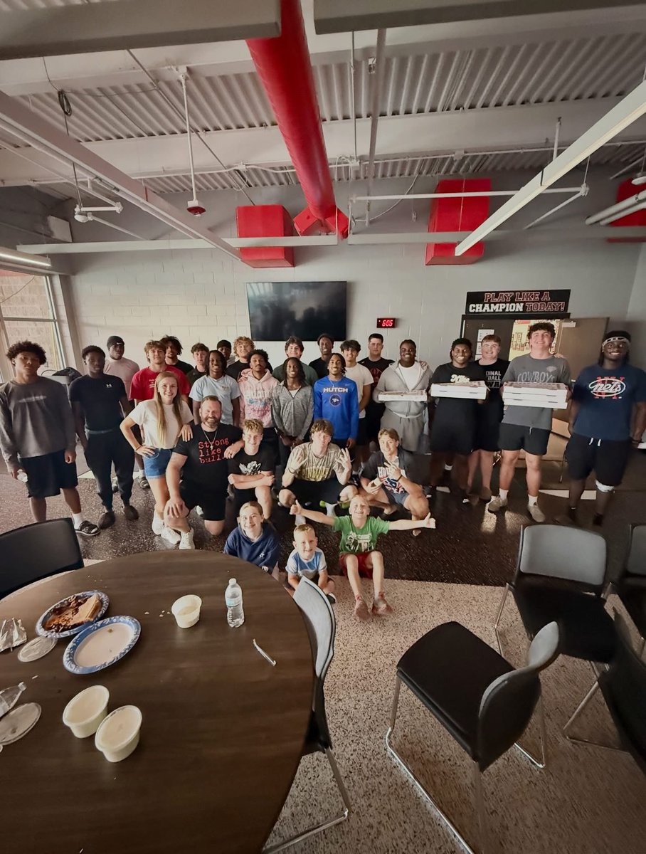 ChappyBoy31's tweet photo. My family had the opportunity to sponsor the @FootballMelissa varsity team tonight ahead of their big game against Lone Star tomorrow!  And we didn’t come empty handed: 45 pies, 200 wings, 3 salad bars, 60 donuts, 160 cupcakes, 16 lbs of cookies, and 60 fall cookies!

And the team did their job and demolished majority of it! 

It was awesome meeting all the players, what a great group! Special shoutout to @wyatt_harr62189 for introducing me to the team. So pumped for 9th grade next year! #GoCardinals