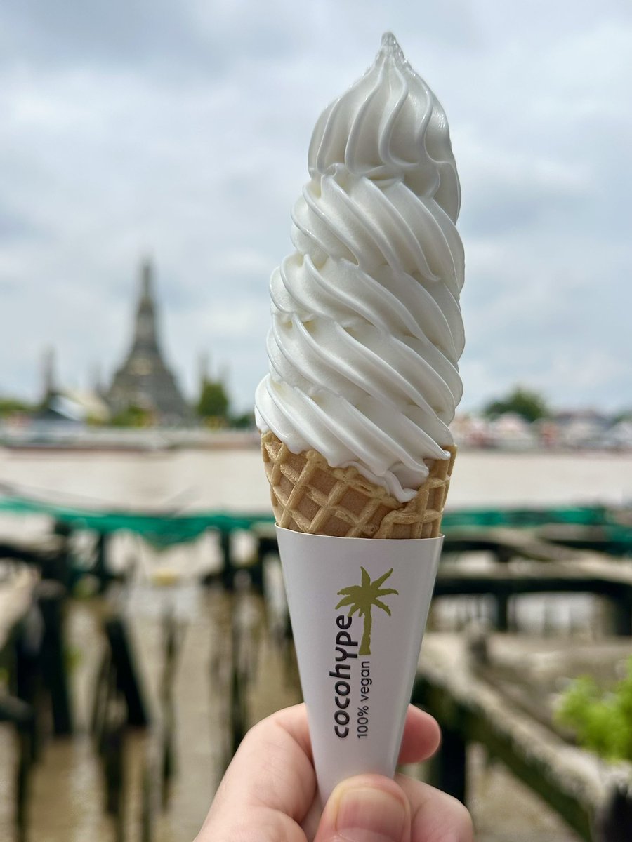softcream_world's tweet photo. 【coco hype】

ココナッツヴィーガンソフト🍦✨

バンコクのワットポー近くにあるココナッツソフト専門店！

日本では馴染み無いココナッツのソフトは濃厚なココナッツミルクの風味漂い、ヴィーガン系が苦手な人でも美味しく食べられる仕上がり😋

対岸のワットアルン眺めながら♪

💰80THB(≒440円) https://t.co/UYFJPnwKs5