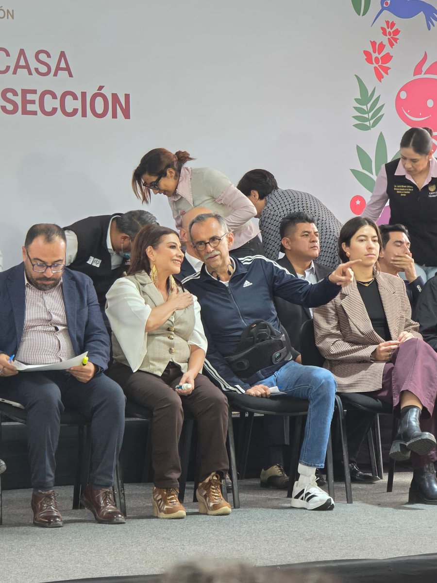 Javier_Hidalgo's tweet photo. La convicción de la Jefa de Gobierno @ClaraBrugadaM es construir una ciudad donde niñas, niños y jóvenes puedan jugar, competir, crecer y cumplir sus sueños en el deporte 
 
Este jueves de Gobierno Casa por Casa en Moctezuma 2ª Sección jóvenes basquetbolistas y el equipo de fútbol comunitario  nos acompañaron demostrando que cuando hay apoyo, espacios y oportunidades, el talento florece