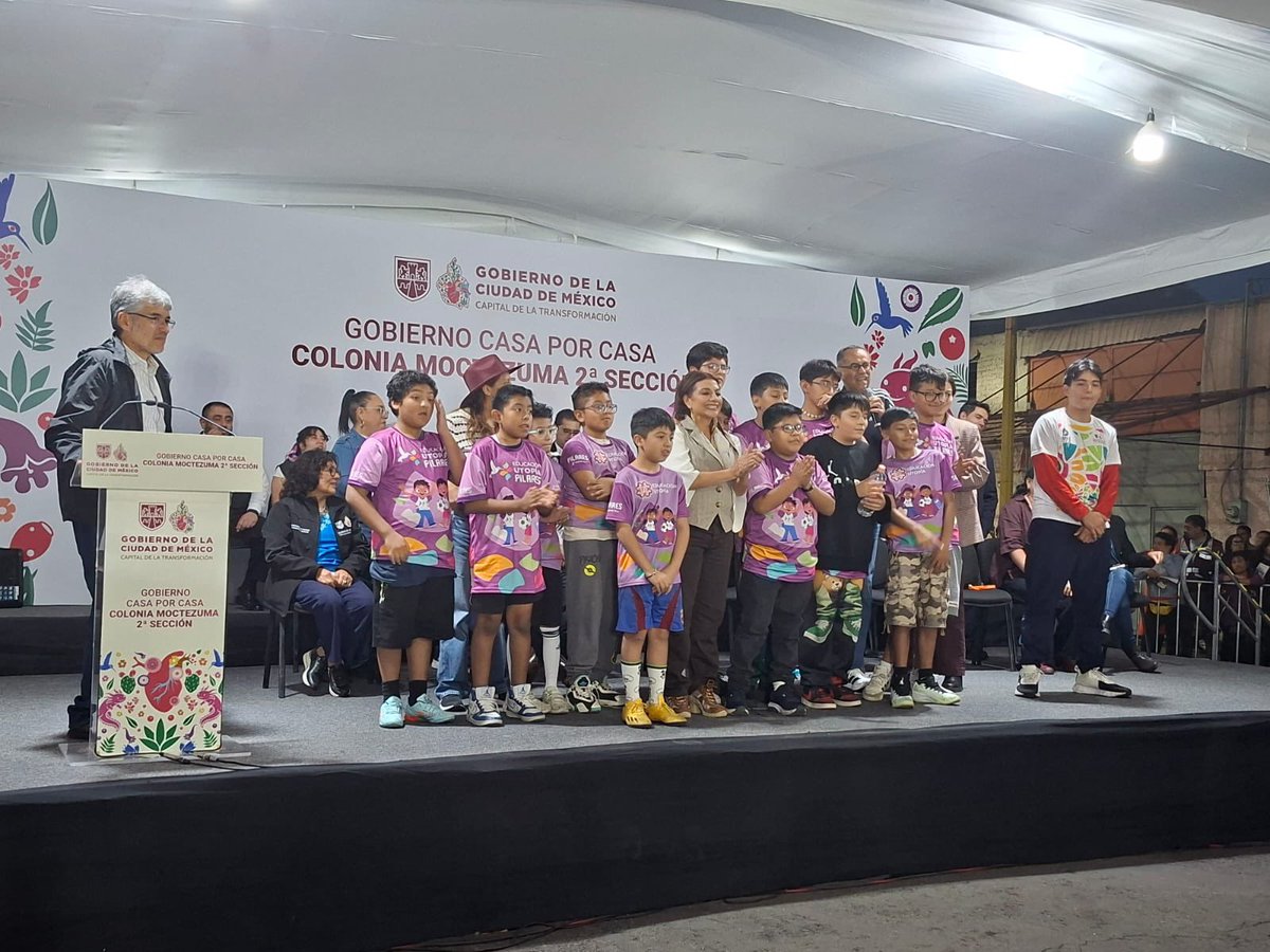 Javier_Hidalgo's tweet photo. La convicción de la Jefa de Gobierno @ClaraBrugadaM es construir una ciudad donde niñas, niños y jóvenes puedan jugar, competir, crecer y cumplir sus sueños en el deporte 
 
Este jueves de Gobierno Casa por Casa en Moctezuma 2ª Sección jóvenes basquetbolistas y el equipo de fútbol comunitario  nos acompañaron demostrando que cuando hay apoyo, espacios y oportunidades, el talento florece