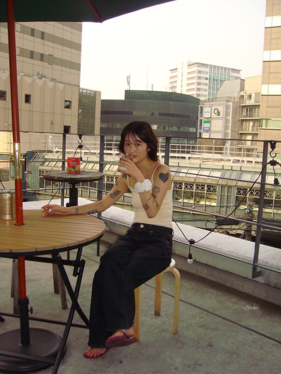 citycamp_jp's tweet photo. 喫煙者のみなさんに聞きたいです。

例えば、

駅近でコーヒー500円の禁煙店と、

少しだけ高くて
コーヒー600〜700円だけど
席でタバコが吸える店。

この2つがあったら、

100〜200円高くても
喫煙できる店を選びますか？

料理や雰囲気が同じくらいなら、

「吸える」というだけで
店選びって変わるものなんでしょうか。

店側からすると、

喫煙できる環境を用意すること自体に
設備や清掃の負担もあります

その分、ドリンクが100〜200円ほど高くても
「店内・テラスで吸えるならそっちを選ぶ」
という人は実際どのくらいいるんだろう。

喫煙する方に聞きたいです。
100〜200円高くても、喫煙できるお店を選びますか？
