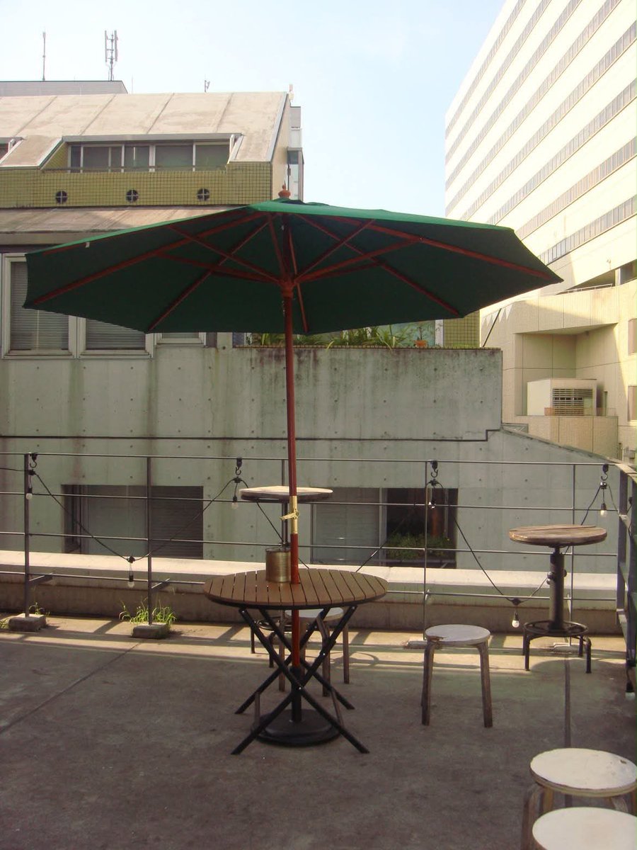 citycamp_jp's tweet photo. 喫煙者のみなさんに聞きたいです。

例えば、

駅近でコーヒー500円の禁煙店と、

少しだけ高くて
コーヒー600〜700円だけど
席でタバコが吸える店。

この2つがあったら、

100〜200円高くても
喫煙できる店を選びますか？

料理や雰囲気が同じくらいなら、

「吸える」というだけで
店選びって変わるものなんでしょうか。

店側からすると、

喫煙できる環境を用意すること自体に
設備や清掃の負担もあります

その分、ドリンクが100〜200円ほど高くても
「店内・テラスで吸えるならそっちを選ぶ」
という人は実際どのくらいいるんだろう。

喫煙する方に聞きたいです。
100〜200円高くても、喫煙できるお店を選びますか？