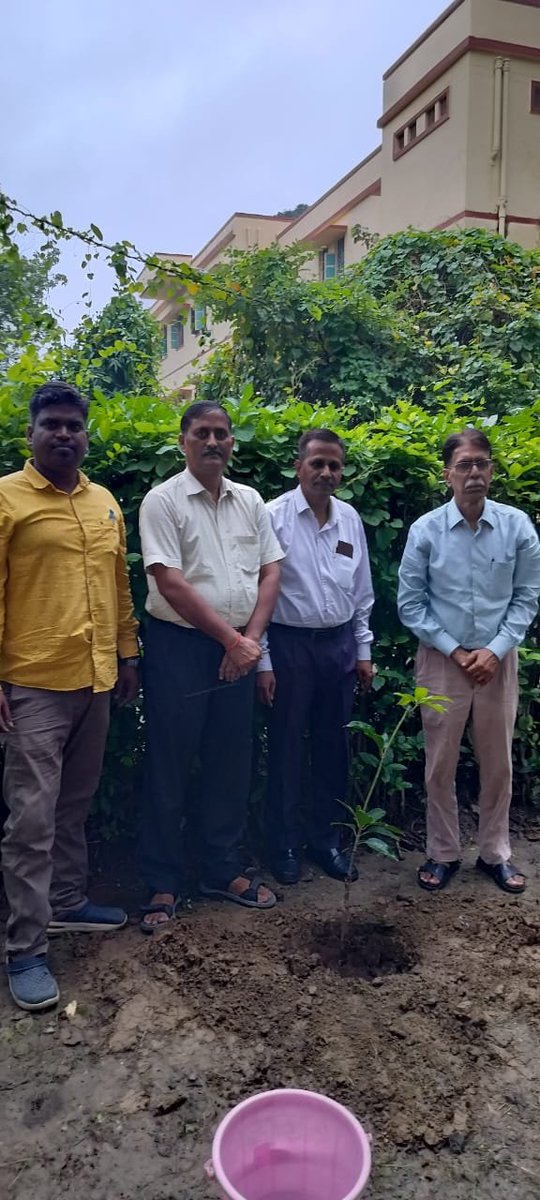 Director_ISc's tweet photo. कल @DeanScienceBHU ने रामकृष्ण छात्रावास का भ्रमण कर वहां की सुविधा एवं व्यवस्था का निरीक्षण किया तथा परिसर में पौधारोपण भी किया गया।
इस अवसर पर छात्रावास के प्रशासनिक संरक्षक प्रो0 देवेन्द्र कुमार मिश्र, संरक्षक डॉ0 अजय कुमार व छात्रावास संयोजक प्रो0 पंकज श्रीवास्तव उपस्थित रहे। https://t.co/3rOHBrAZ5S