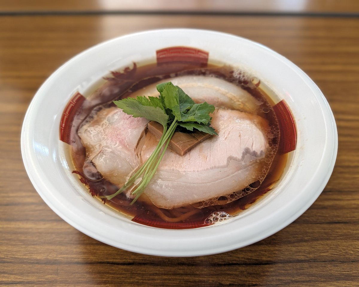 naooooooo20's tweet photo. 紫陽花 @ 熱狂中野ラーメン祭

2026/09/25（金）
11:00 予約
10:58 着丼

1杯目

東京で食べられてラッキー。中細平打ち麺がしなやかで美味い。次のパスは12時なので何か挟もうか悩み中

#霧島高原純粋黒豚と地鶏の醤油らぁ麺 https://t.co/sSciXBuari