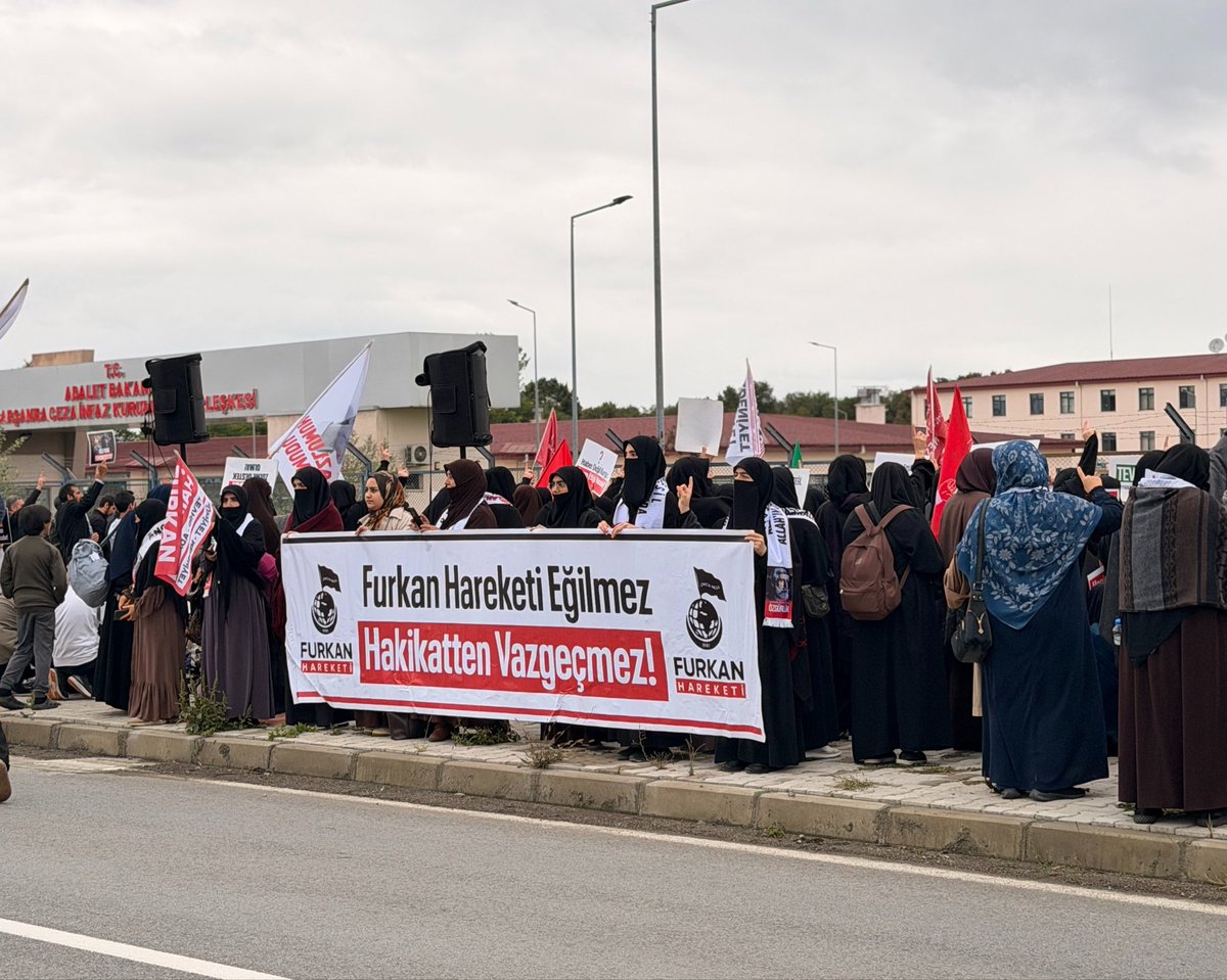 furkanhareketiT's tweet photo. SEMRA KUYTUL HOCAHANIM YALNIZ DEĞİLDİR! 

Furkan Hareketi mensupları, Samsun Çarşamba Kadın Kapalı Cezaevine sürgün edilen Semra Kuytul Hocahanım’ın ailesiyle olan ilk açık görüşünde onları yalnız bırakmadı.

Semra Kuytul Hocahanım Tertemizdir! 
Derhal Serbest Bırakılmalıdır!

SemraHocaya Ozgürlük 
FurkanGönüllülerine Ozgürlük 
FurkanHareketi Tertemizdir
