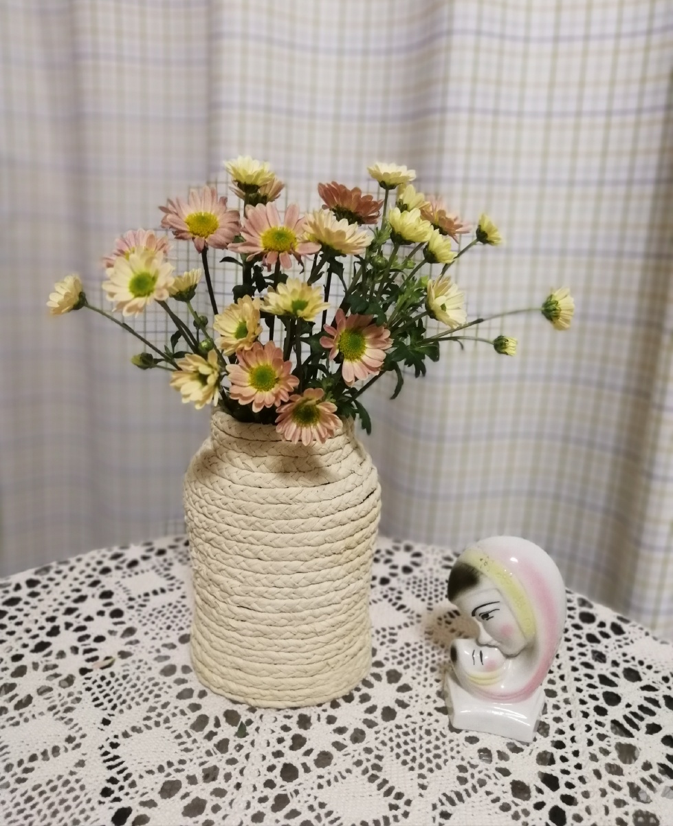 johnpaul869598's tweet photo. Turn an old mason jar into a cute flower vase with just a rope and glue—zero waste, full charm!， https://t.co/ioCkxYvSDD