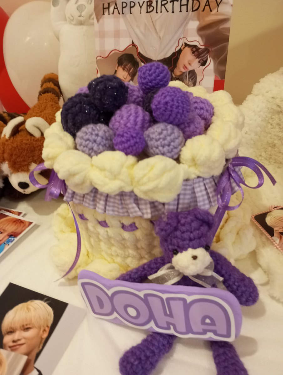 keropon3dayo's tweet photo. 昨夜偏頭痛と戦い朝スッキリ良くなって。行かねばと。
ドハくんセンイルカフェにての一コマ。写真撮る力量😭ケーキが手編み🤤ぶどうじゃん。団扇見ると肩にひょっこりはん。クロッフル撮り忘れ😅カプホも頂き幸せです。主催者様お疲れ様です
#n.SSign
#DOHA 
#HAPPY_DOHA_DAY
#HappyYAnniversary https://t.co/OECm0JIsDl