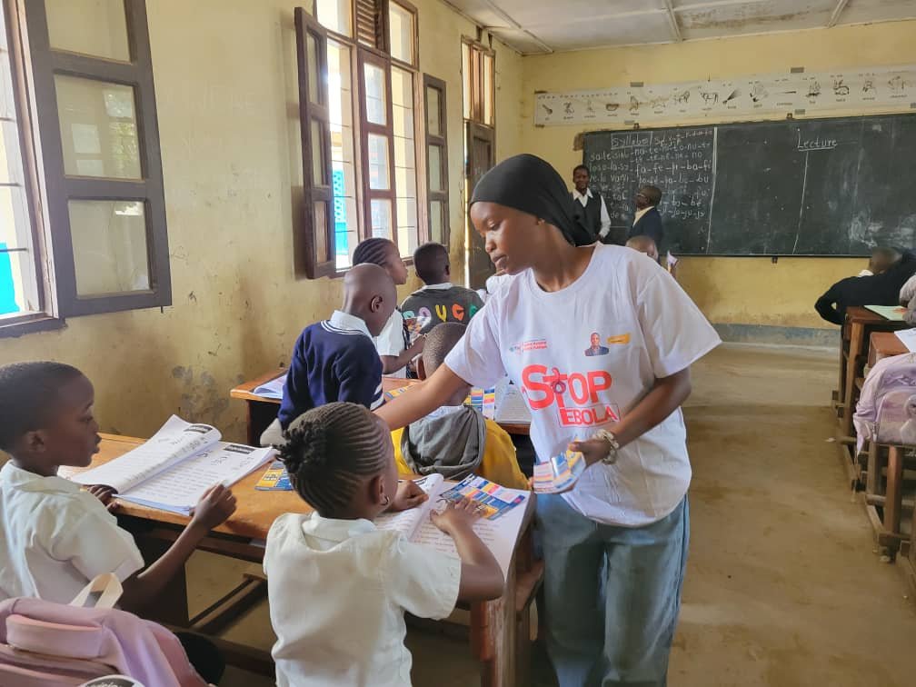 bavonga_j's tweet photo. 🚨🚨

*Une équipe de sensibilisation mobilisée depuis mardi sillonne plusieurs coins de la ville de Bunia, notamment des écoles et des marchés, pour atteindre différentes couches de la population.*

*Cette campagne, initié par l'acteur sociopolitique Luc Malembe avec l’appui de https://t.co/8L4J5m5NMQ