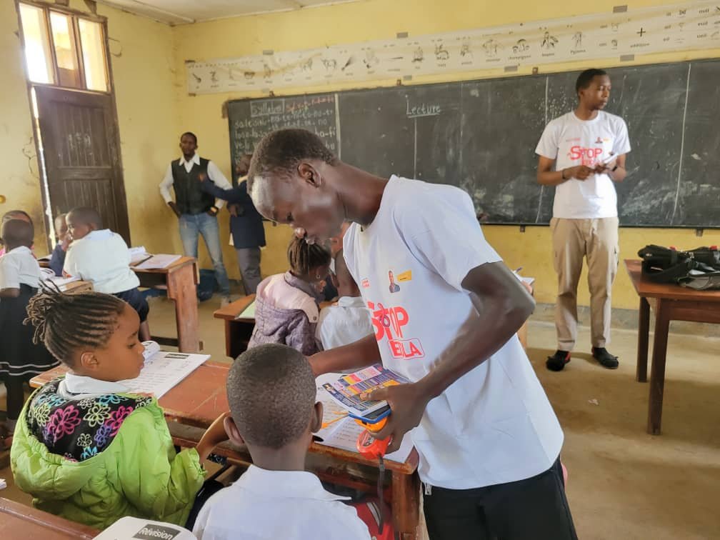bavonga_j's tweet photo. 🚨🚨

*Une équipe de sensibilisation mobilisée depuis mardi sillonne plusieurs coins de la ville de Bunia, notamment des écoles et des marchés, pour atteindre différentes couches de la population.*

*Cette campagne, initié par l'acteur sociopolitique Luc Malembe avec l’appui de https://t.co/8L4J5m5NMQ