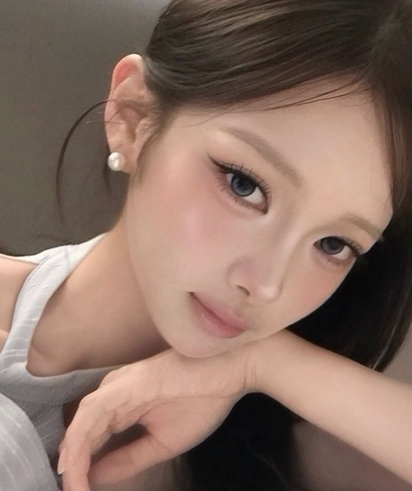 sua_lilb33's tweet photo. 烏龍茶メイクはクリオ02番。涙袋は低彩度ブラウン塗った後に締め色で3角ゾーン埋めると爆盛れする。 https://t.co/L4YmuEdQOp