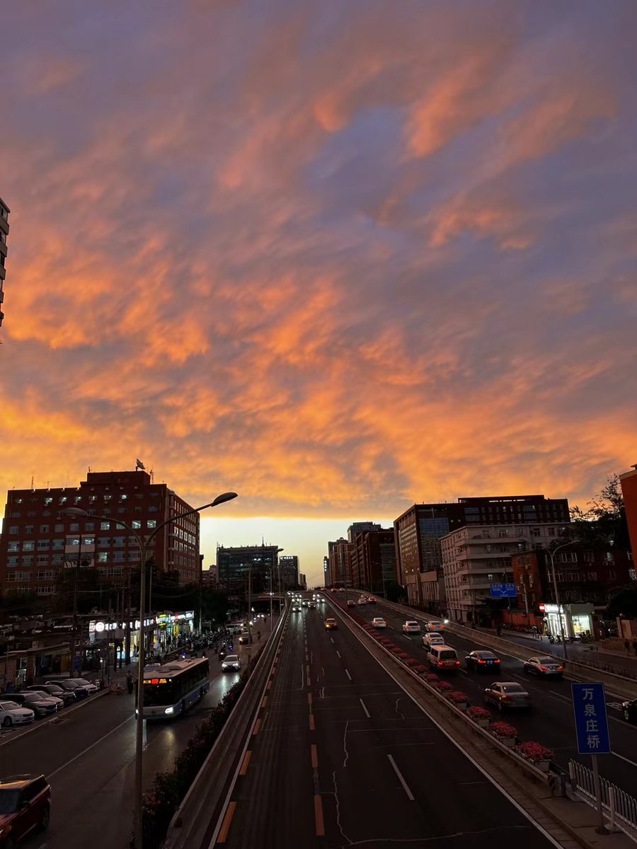 EstaHunnelgbz's tweet photo. New to photography Start with the golden hour – that 1hr window after sunrise/before sunset gives soft warm light that makes everything look amazing. Practice framing first, then get creative with angles! https://t.co/TsEVzmShIE