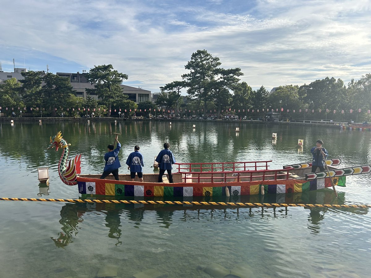 ykmeiling8811's tweet photo. 実は…昨日からまた奈良🦌
今日！夜から奈良公園側の猿沢池で「采女祭」⛩️
毎年旧暦8/15 「中秋の名月」に催される🌕
既に龍頭・鷁首の「管弦船」2隻が迂回👍
先程、奈良飛鳥時代の様相「花扇奉納行列」も来た❗️
雅楽も演奏中🎵
夜18時から、春日大社神職による例祭が行われる⛩️
風流この上ない幽玄🌺 https://t.co/tPdjNNEJyB