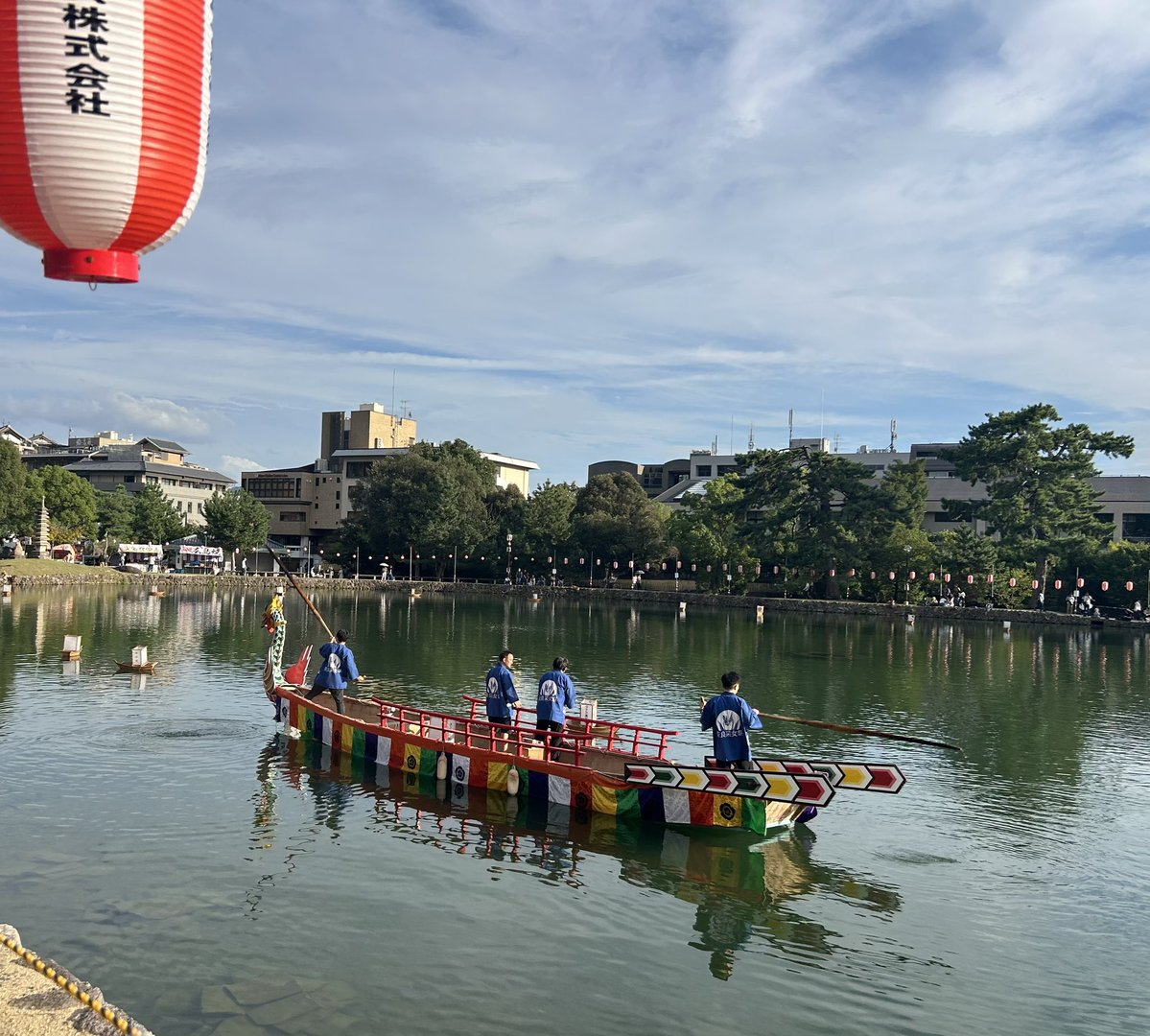 ykmeiling8811's tweet photo. 実は…昨日からまた奈良🦌
今日！夜から奈良公園側の猿沢池で「采女祭」⛩️
毎年旧暦8/15 「中秋の名月」に催される🌕
既に龍頭・鷁首の「管弦船」2隻が迂回👍
先程、奈良飛鳥時代の様相「花扇奉納行列」も来た❗️
雅楽も演奏中🎵
夜18時から、春日大社神職による例祭が行われる⛩️
風流この上ない幽玄🌺 https://t.co/tPdjNNEJyB
