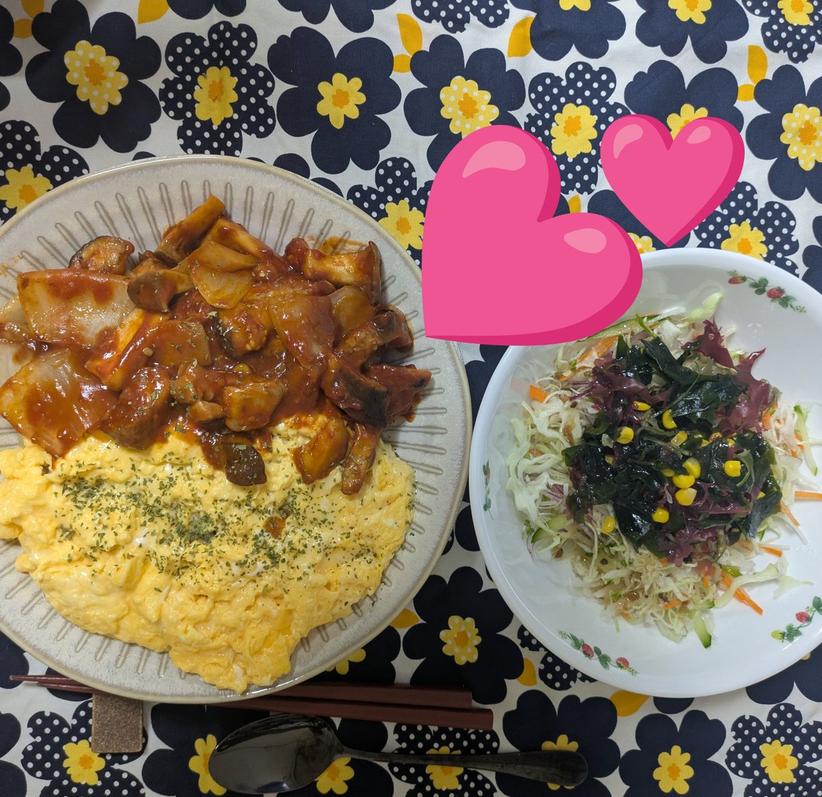 ohatsu1202's tweet photo. 今日の、ご奉仕食は、オムライスとサラダ
もちろん、野菜の種類たっぷり
ご主人様の健康管理も、奴隷の務め https://t.co/agY07ZaCjh