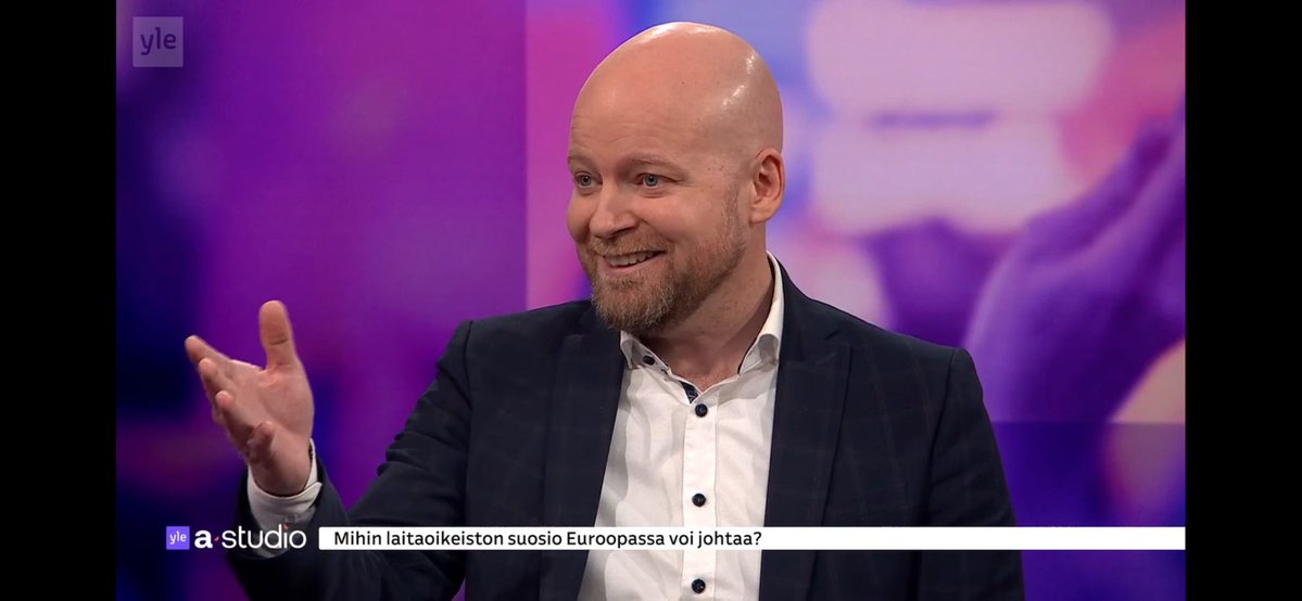 TMakunen's tweet photo. Eilisessä A-Talkissa Saramo esiintyi kuin puolueeton ”äärioikeistoasiantuntija” vaikka itse kuuluu laitavasemmistoon myöskin EU:ssa, ja väitti mm. podcast-kanavia ”äärioikeistolaisiksi”. Kyllä voisi Saramo omaa pesää putsata ensin, ennen kuin tulee leimakirveillä kansan tv:seen. #atalk