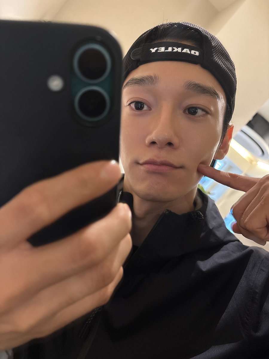 enjieLou's tweet photo. Introverted Jongdae is happy he found a spot in a café where he can take selfies freely without being embarrassed 😆 #첸 #CHEN #첸버블 #종대버블

🦖: There's a reason I can take a lot of selfies today without feeling shy ㅋㅋㅋ
🦖: Shall I tell you?
���: 📸 This is my seat ㅋㅋㅋ
🦖: Doesn't it look so cute and cozy?? 😌
🦖: 📸 You can do things like this too💛
🦖: It's a spot for introverts ㅋㅋㅋ