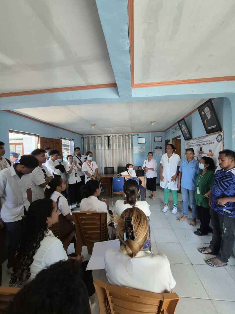 cubacooperatlap's tweet photo. En la Comunidad Fatuhada los estudiantes de 5to año #ESM guiados por la Dra Noelis M Saez EspMGI de #BMCTL🇹🇱🇨🇺 de #APSDili inician acciones para la elaboración del ASIS con apoyo de los líderes comunitarios y el equipo de salud
#CubaCoopera https://t.co/ZjRCDMVTnw