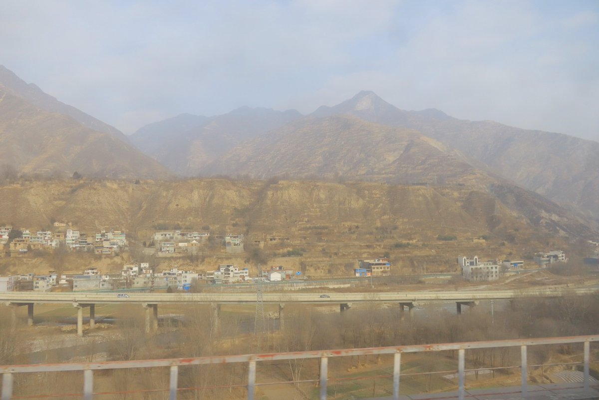 Liaocan1's tweet photo. 黃土高坡的山河遠景，藏着憶秦娥年少的時光。山無言，土厚重，一草一木皆是戲的序章。
#黃土高坡
#主角
#鄉愁記憶 https://t.co/nif5PWqnkr