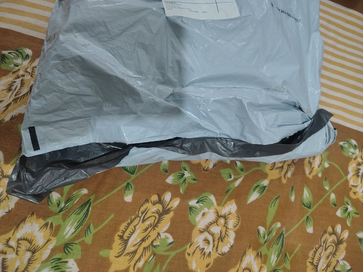 ArifHus2001's tweet photo. @AJIOLife @AjioCares condition of packet before opening https://t.co/LuBmo7VYRG