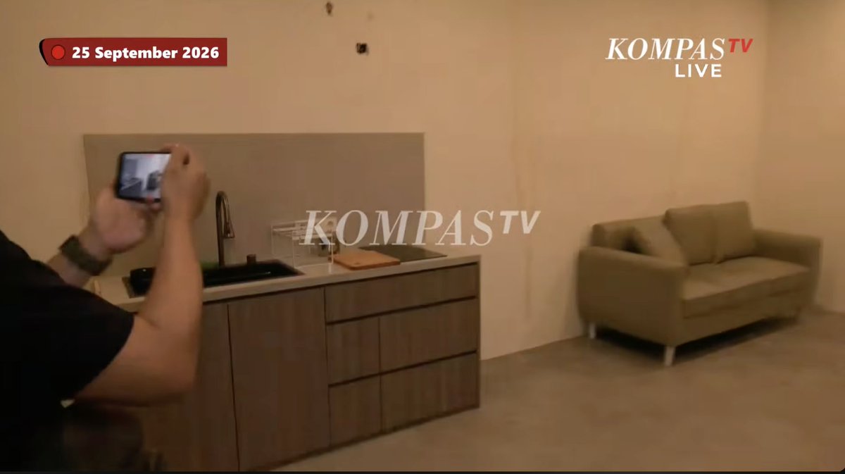 LambeSahamjja's tweet photo. setelah viral lapas cibinong di sidak menteri imipas:
- pas disidak hari ini ruangan udah kosong gak ada lagi furnitur mewah kayak yang keliatan di video viral punya ombudsman pas rabu kemarin https://t.co/UP6cX0FeZq
