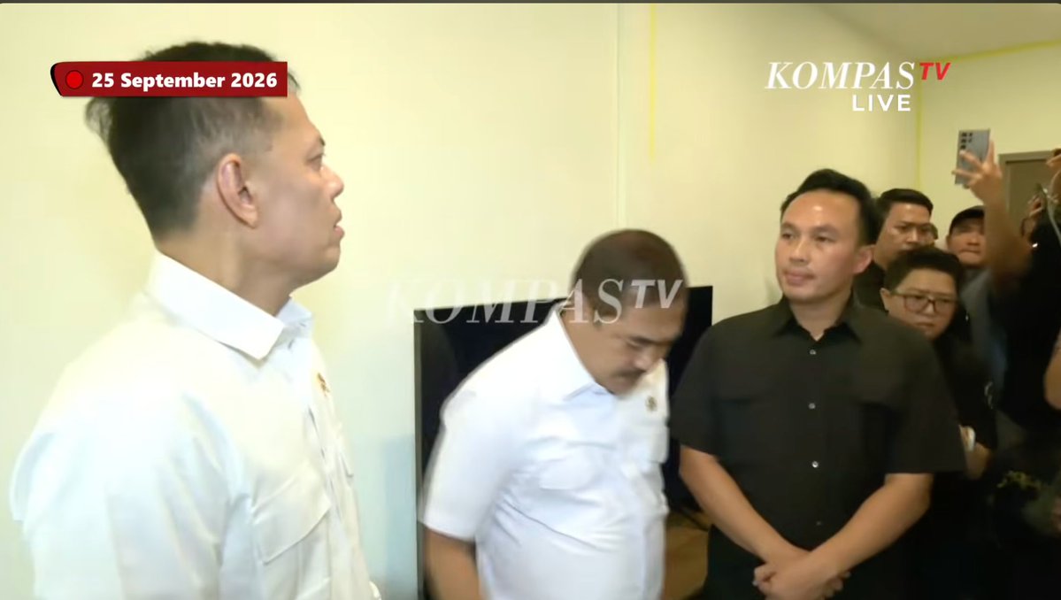 LambeSahamjja's tweet photo. setelah viral lapas cibinong di sidak menteri imipas:
- pas disidak hari ini ruangan udah kosong gak ada lagi furnitur mewah kayak yang keliatan di video viral punya ombudsman pas rabu kemarin https://t.co/UP6cX0FeZq